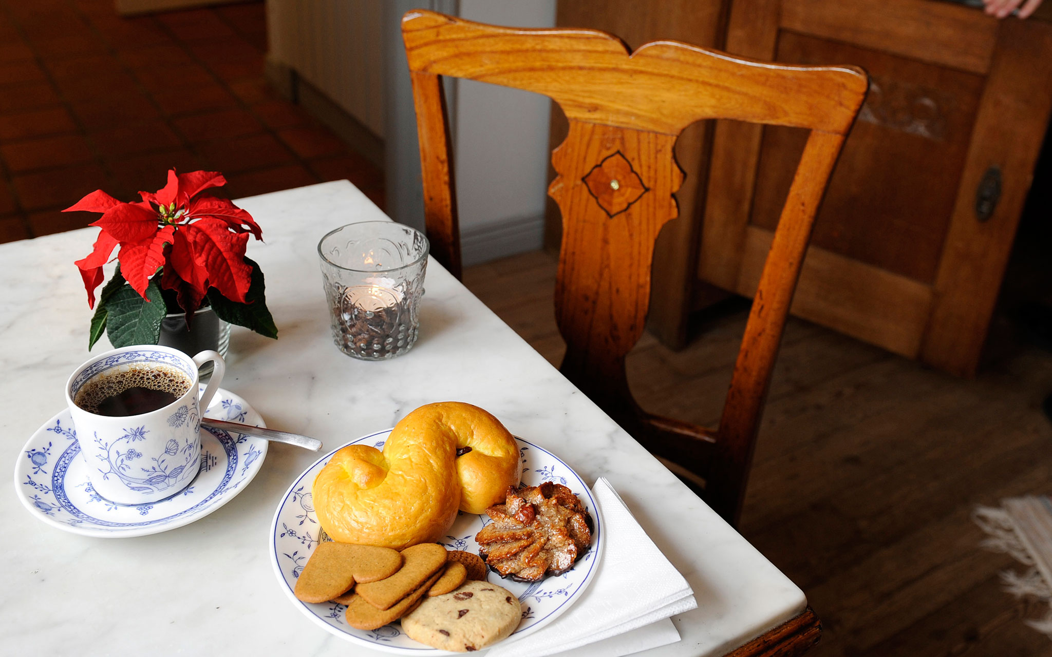 Dukat bord med lussekatter, kaffe, julstjärna med mera.